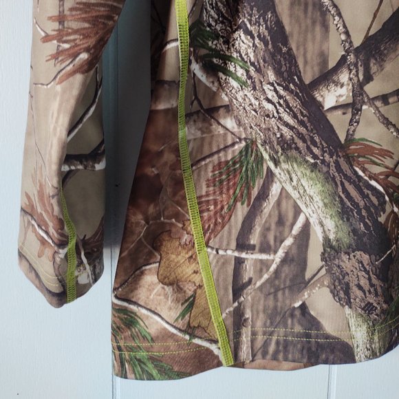 UNDER ARMOUR - Men's Fitted Realtree Scent Control Camo Long Sleeve Shirt - Picture 3 of 5